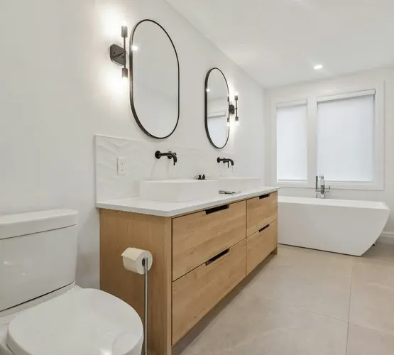 Salle d’eau avec meuble bois et baignoire îlot