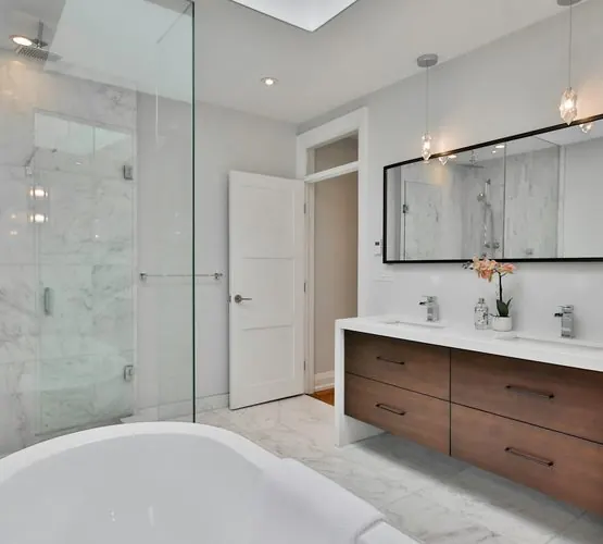 Salle de bain lumineuse avec double vasque